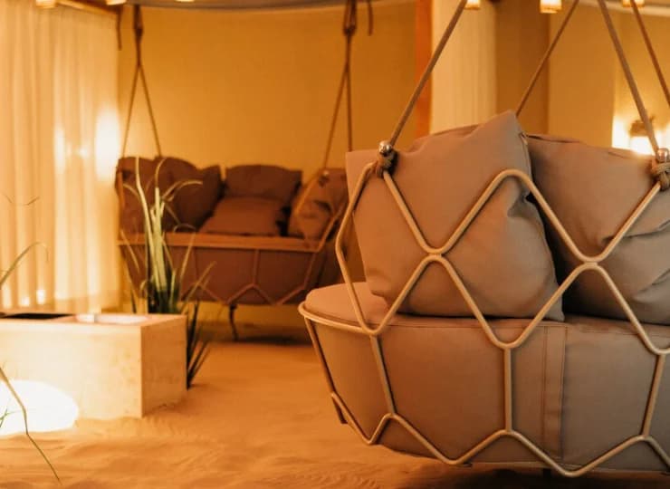 Czysty, rozgrzany piasek i terapeutyczne światło tworzą atmosferę wakacji