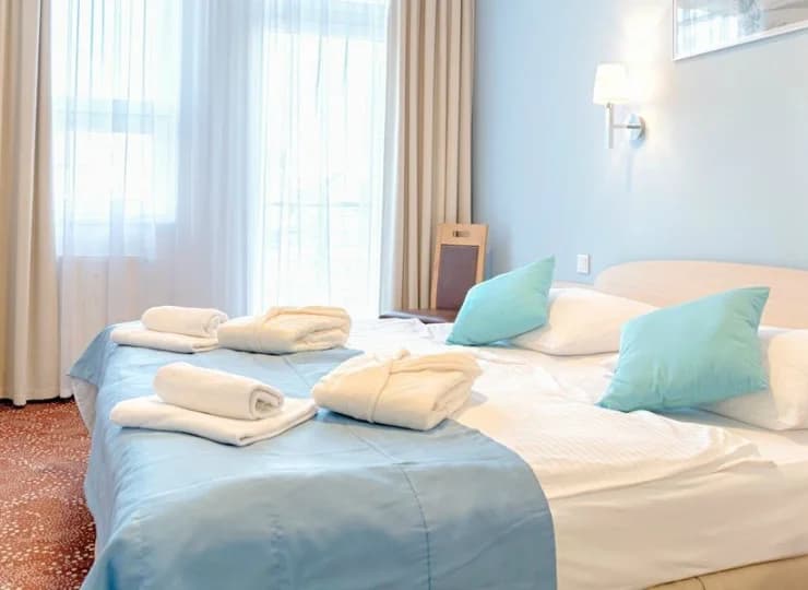 Na recepcji bezpłatnie wypożyczyć można m.in. parawany, żelazko, czy kijki NW