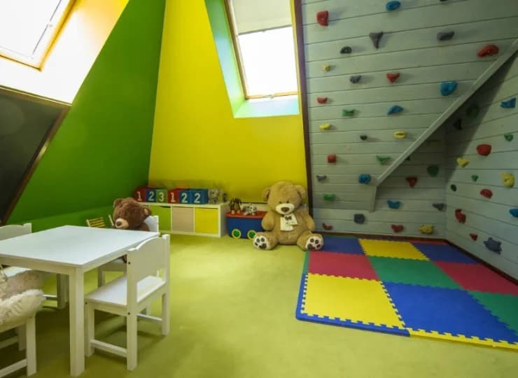 Urządzono w nim nawet mini ściankę wspinaczkową