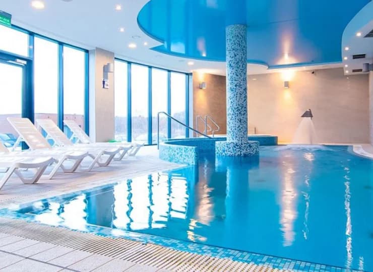 Strefa wellness to przede wszystkim basen z rwącą rzeką i hydromasażami