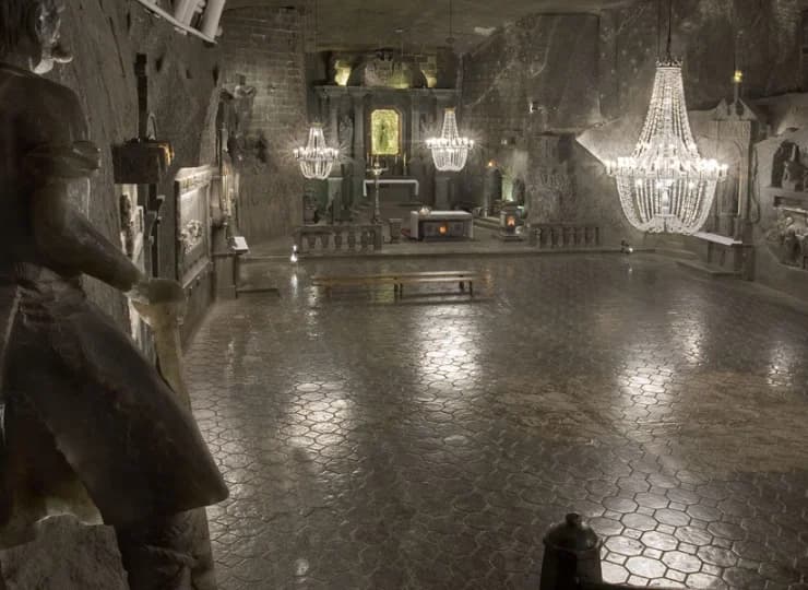 Sąsiaduje z parkiem i Kopalnią Soli