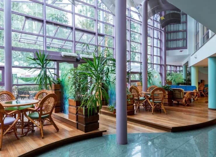 Hotelowa kawiarnia Rajski Ogród zlokalizowana jest wśród zieleni