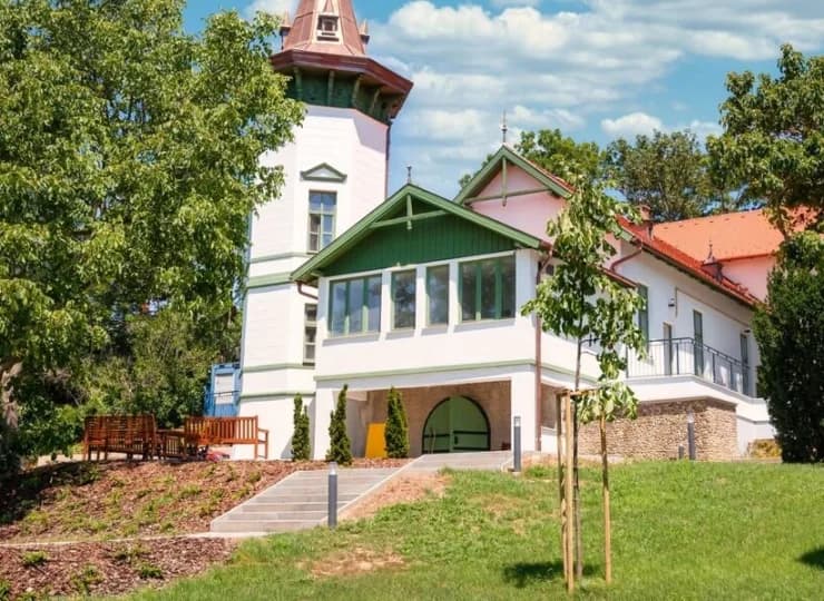 W hotelowym ogrodzie znajduje się odnowiona, XIX-w. willa