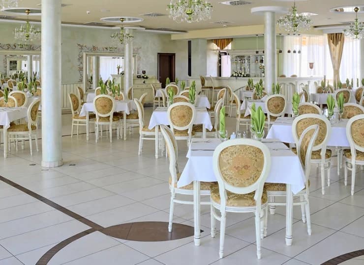 W hotelu oddano 3 klimatyzowane sale restauracyjne