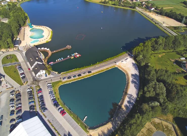 Kompleks jest położony 15 km od Oświęcimia, 60 km od Krakowa