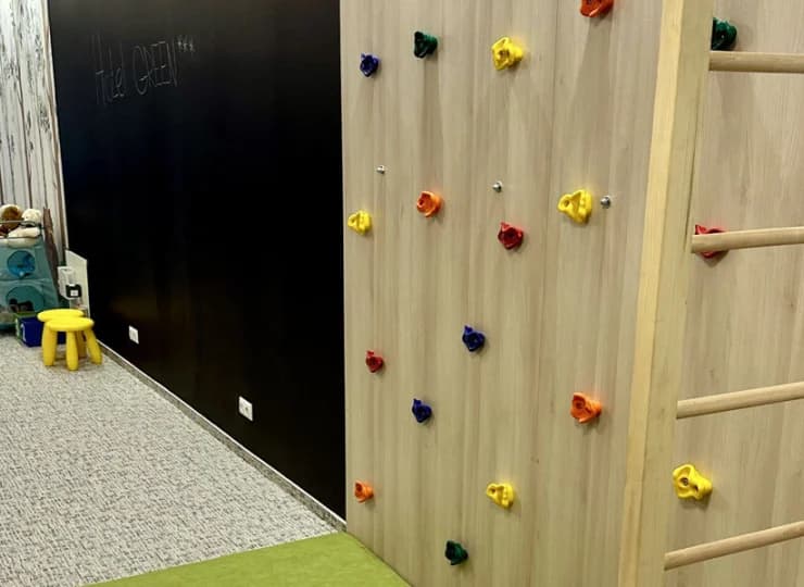 Jest tu pokój zabaw ze ścianką wspinaczkową