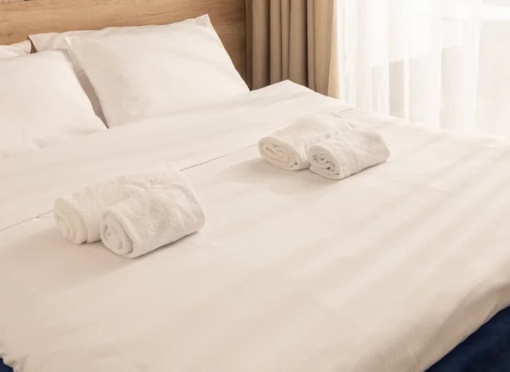 Sypialnia z podwójnym łóżkiem w apartamencie Boho