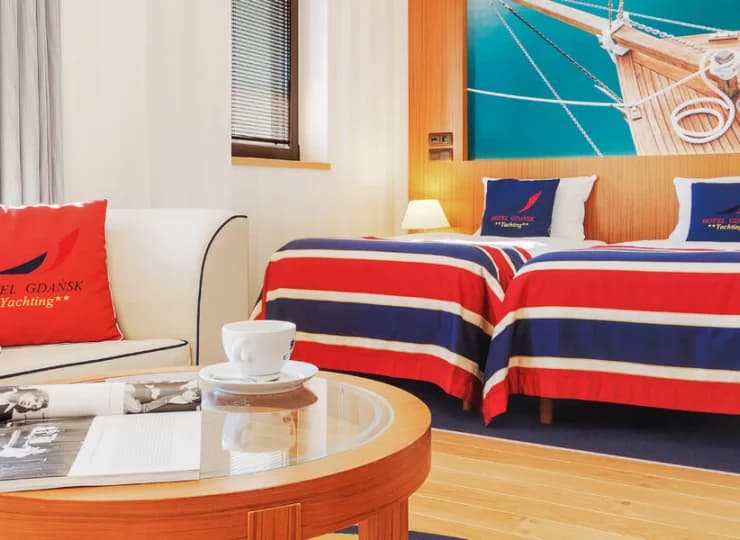 Pokoje w części Yachting 4* nawiązują do tematyki mariny jachtowej