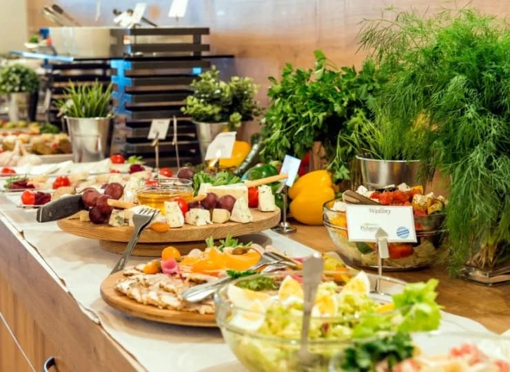 Hotelowa restauracja serwuje smakowite dania i obfite bufety