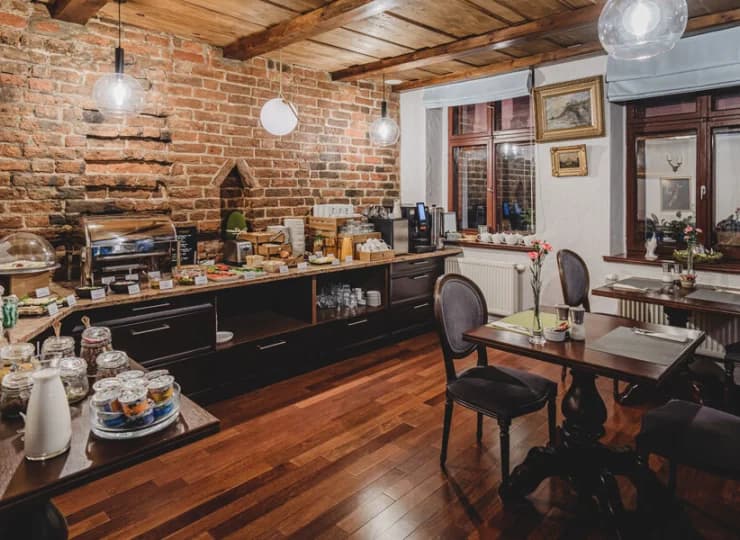 W zabytkowych murach znajduje się sala restauracyjna