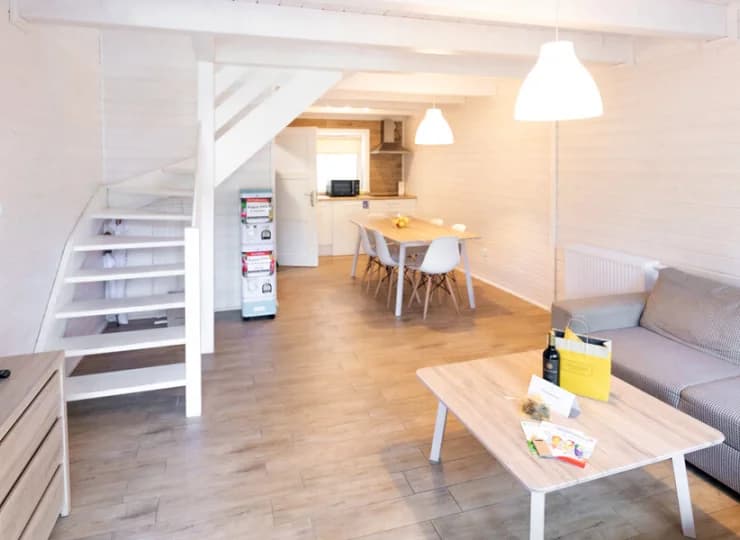 Na parterze jest salon z aneksem kuchennym