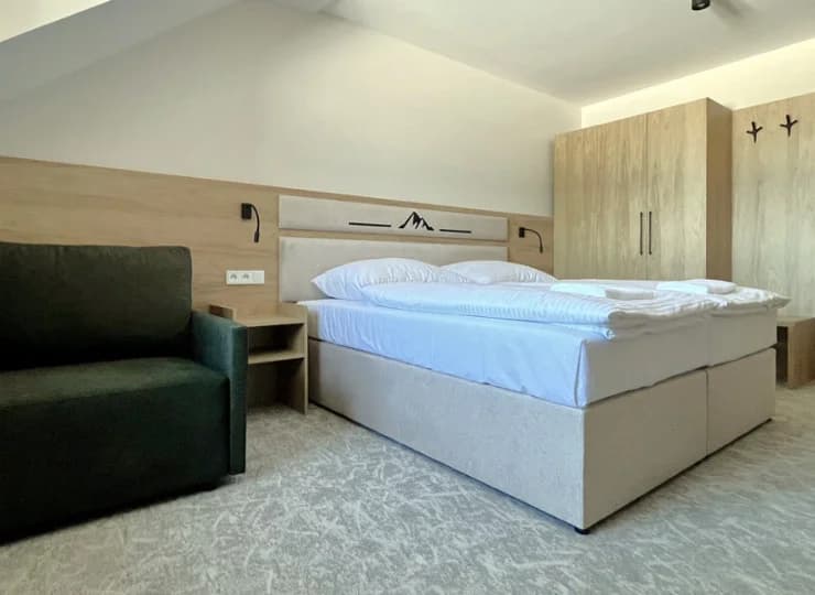 W pokoju 3-osobowym jest pojedyncza rozkładana sofa