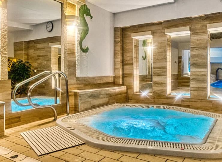 W strefie basenowej jest też jacuzzi