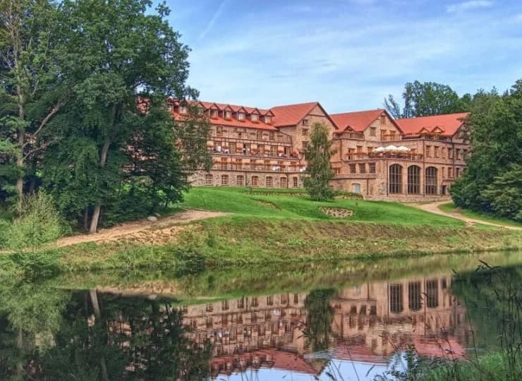 Główny budynek kompleksu znajduje się wprost nad jeziorem