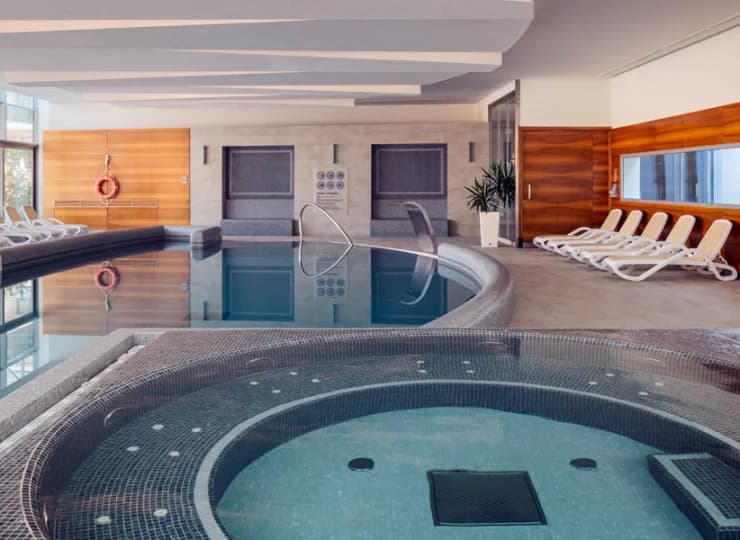 Znajduje się tu też jacuzzi z hydromasażem