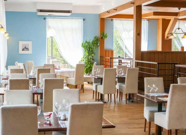 Wnętrze restauracji jest gustownie urządzone i klimatyzowane