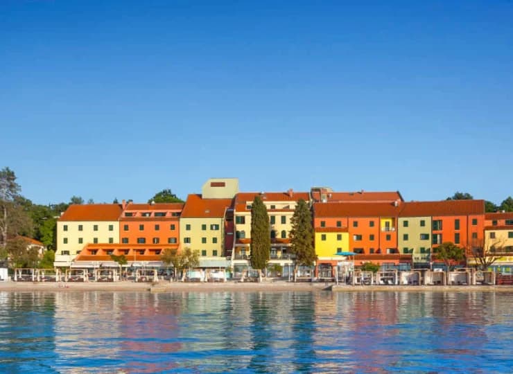 Veya Hotel by Aminess*** mieści się wprost nad brzegiem Adriatyku