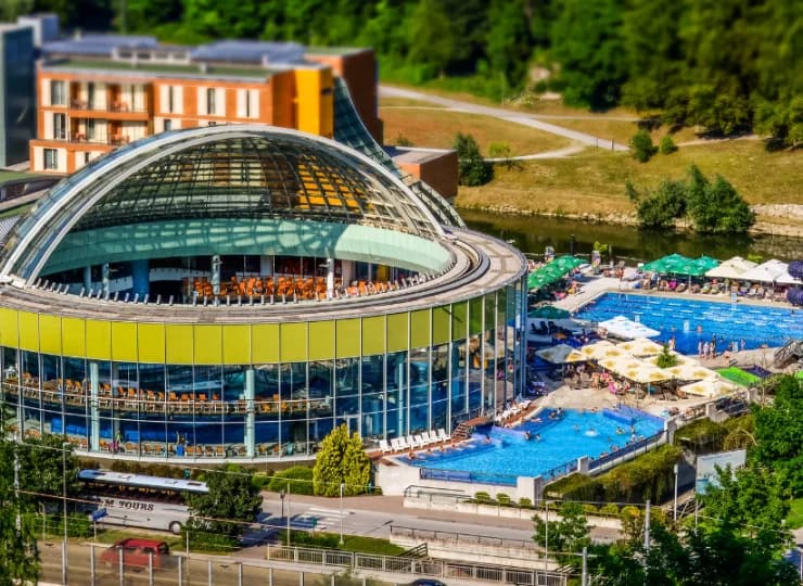 Są tu m.in.: basen z efektem fali, rekreacyjno-masażowy, jacuzzi