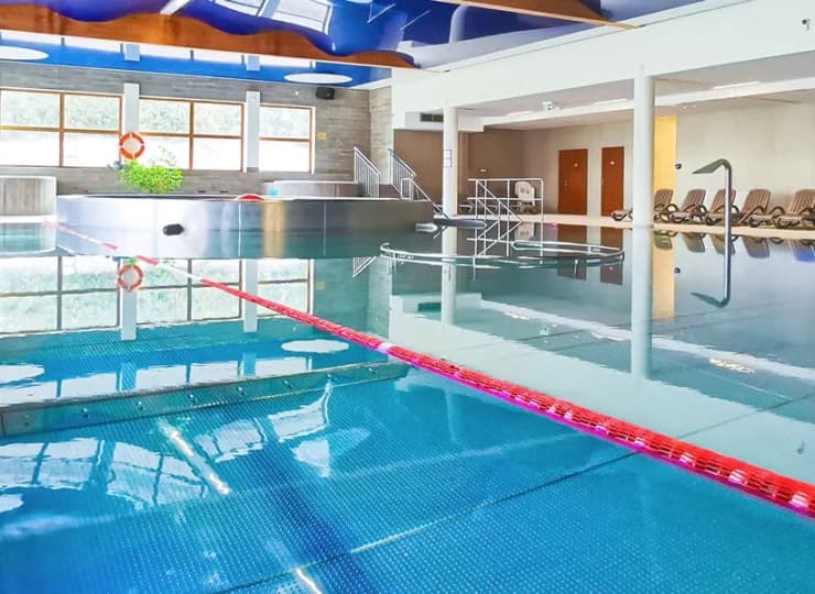 Oraz masaże wodne i powietrzne, płaszcze i bicze wodne, gejzery i jacuzzi