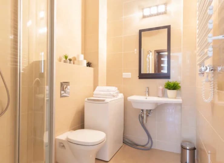 Każdy apartament dysponuje prywatną łazienką z kabiną prysznicową