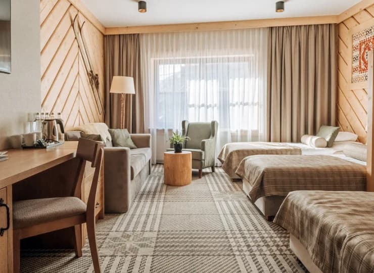 Hotel umożliwia zakwaterowanie w jasnych przestronnych pokojach