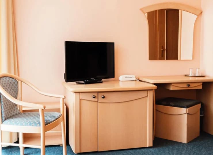 W pokoju typu comfort jest telewizor, wifi i mini lodówka