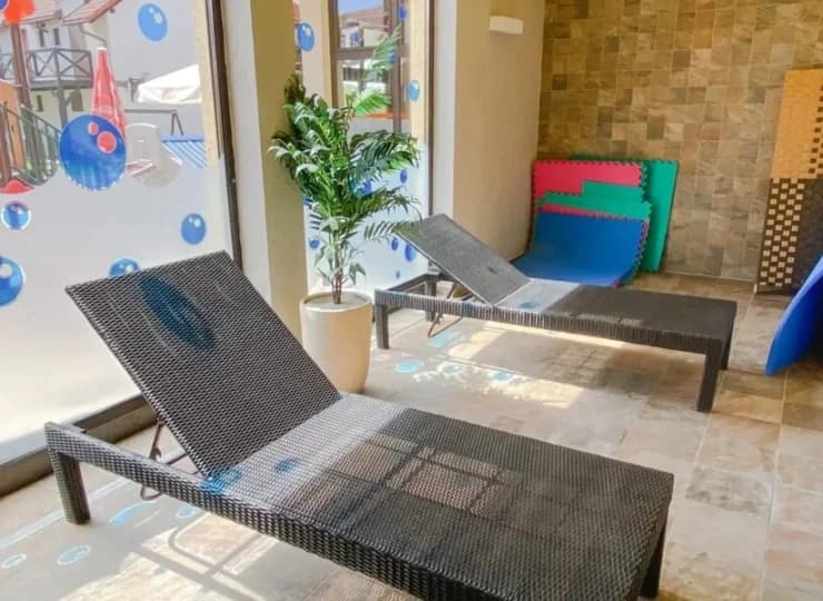 Obok można odpocząć na leżaku, obserwując dzieci bawiące się w basenie