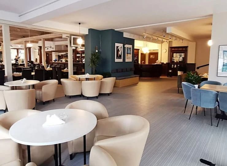 Obok restauracji jest też część barowa