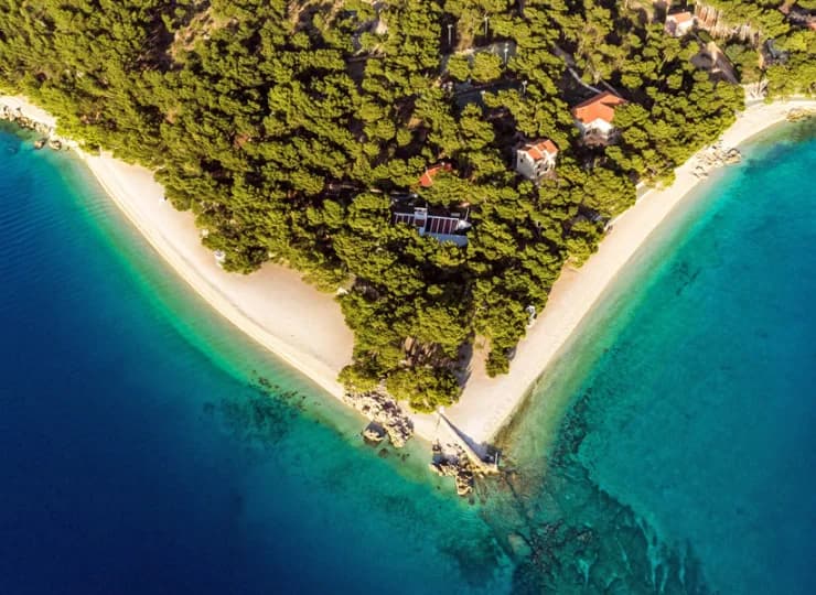 Krystalicznie czysta woda, plaże uhonorowane błękitną flagą
