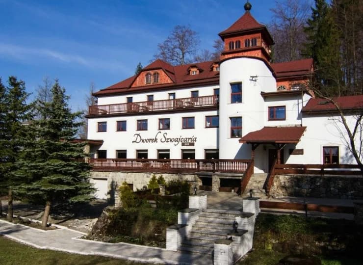 Budynek, w którym mieści się Dworek Szwajcaria, powstał w 1928 roku