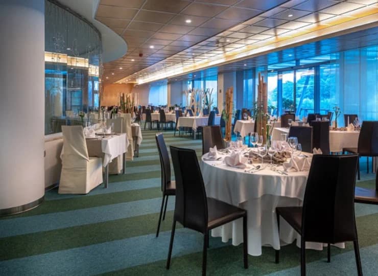 W restauracji podawane są codzienne śniadanie i kolacja w formie bufetu