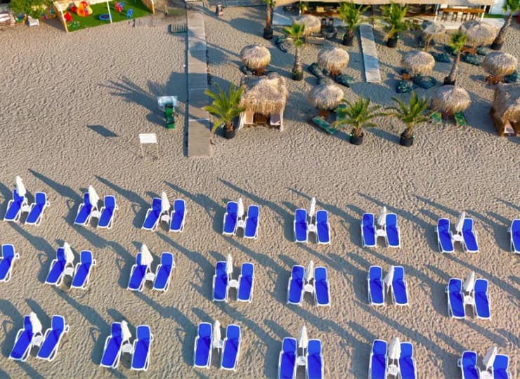 Hotel posiada strefę leżaków dla swych gości na plaży w sąsiedztwie hotelu