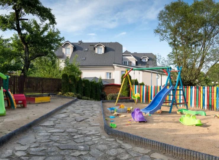 Na dzieci czeka plac zabaw oraz wewnętrzna sala zabaw