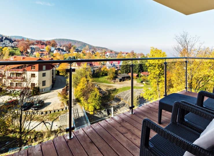 Każdy apartament posiada balkon z meblami ogrodowymi