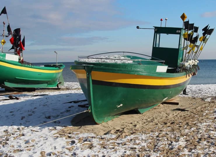 Obiekt jest oddzielony od plaży tylko fragmentem nadmorskiego lasu