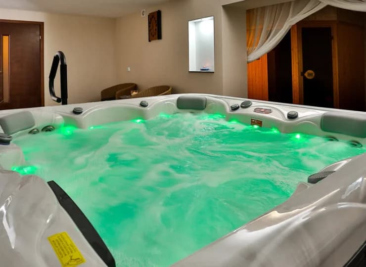 Strefa wellness składa się z jacuzzi i sauny fińskiej