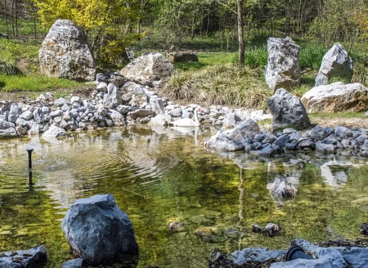 Hotel posiada sezonowy, relaksujący ogród ZEN na świeżym powietrzu