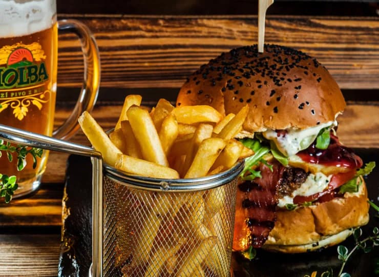 Restauracja serwuje pyszne regionalne przysmaki i sprawdzone światowe przepisy