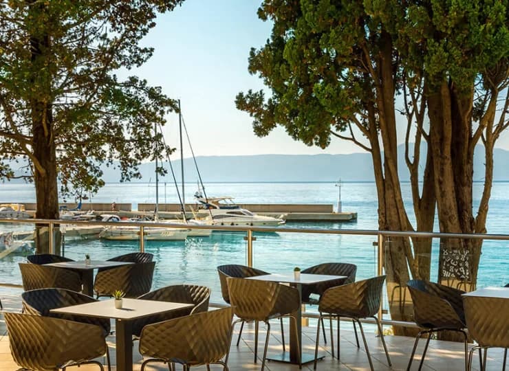Hotel jest spektakularnie położony nad samym brzegiem morza