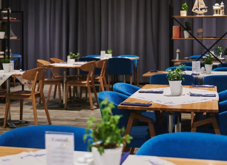 Elegancko urządzona restauracja serwuje dania kuchni polskiej i międzynarodowej