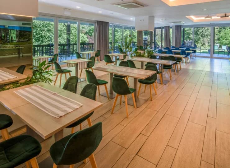Hotelowa restauracja zaprasza na zdrowe posiłki w dużej odnowionej sali