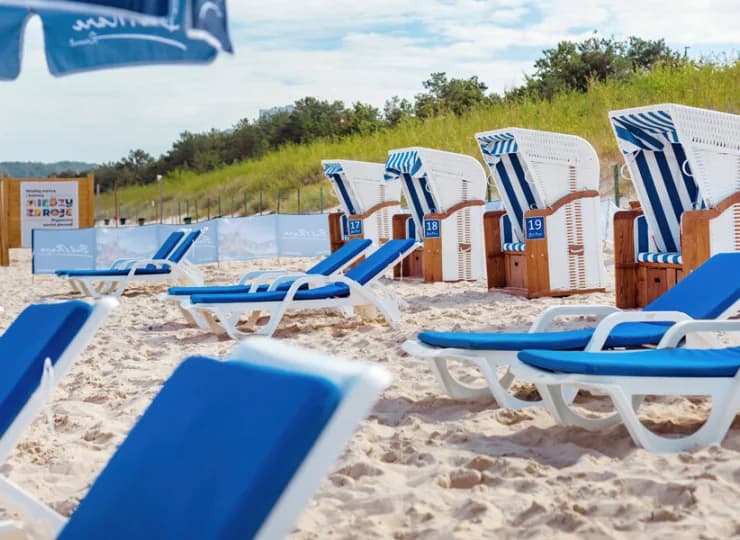 Na hotelowej części plaży znajdują się leżaki, parasole i kosze