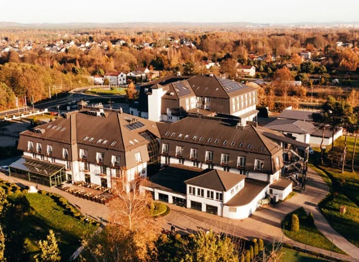 Czterogwiazdkowy hotel jest położony w sercu Jury