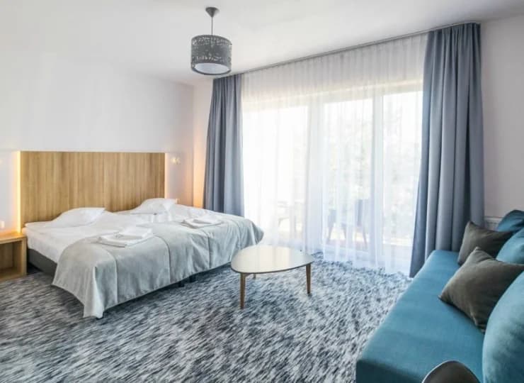 Każdy pokój wyposażony jest w: TV, WiFi, zestaw plażowy