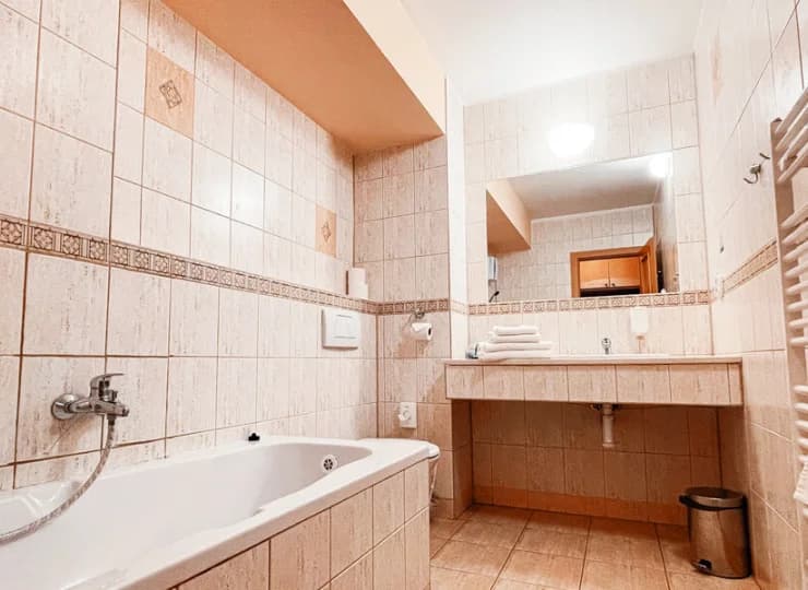 W łazience pokoju comfort mieści się wanna