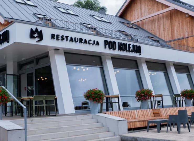 Goście stołują się w nowoczesnej Restauracji Pod Kolejką