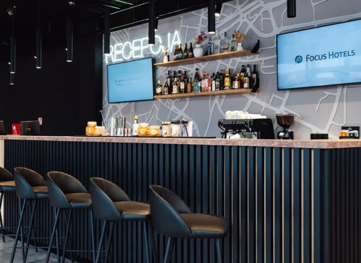 Goście mogą także korzystać z drink baru przy recepcji