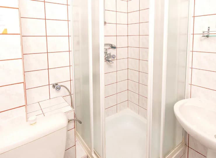 Każdy pokój posiada własną łazienkę z prysznicem