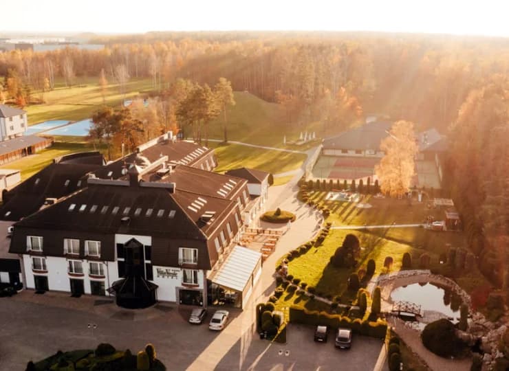 Czterogwiazdkowy hotel jest położony w sercu Jury