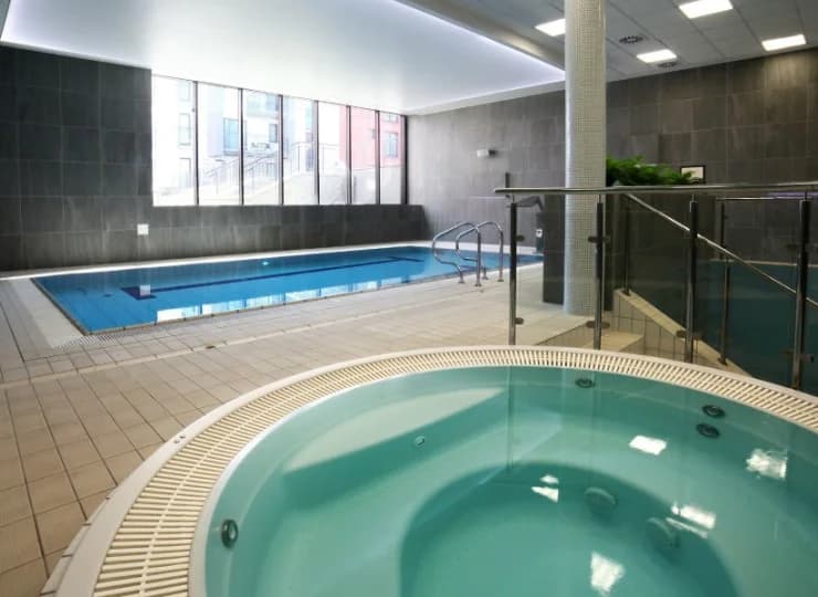 Znajduje się tutaj basen, brodzik dla dzieci oraz jacuzzi